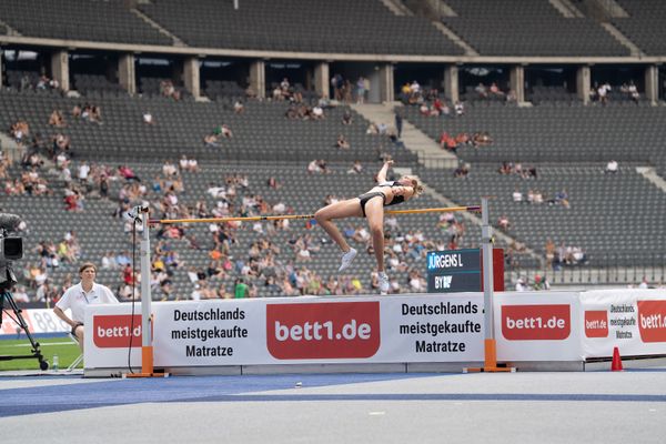 Lea Halmans (SV GO! Saar 05)  im Dreisprung waehrend der deutschen Leichtathletik-Meisterschaften im Olympiastadion am 25.06.2022 in Berlin